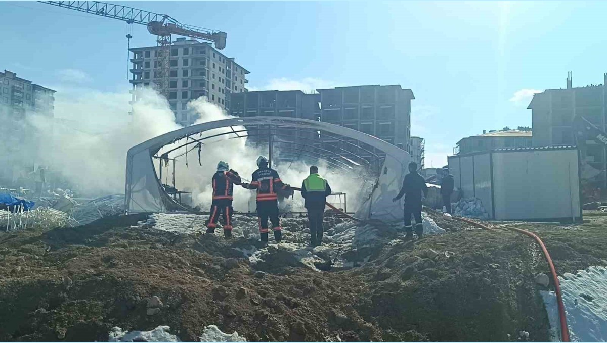 Malatya'da çadır depo yangınında maddi hasar meydana geldi