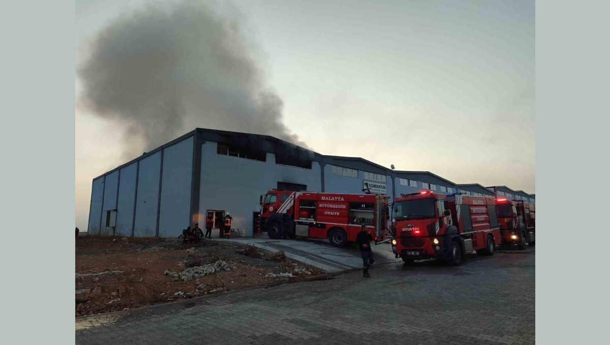 Malatya'da çıkan yangında fabrikada büyük hasar oluştu