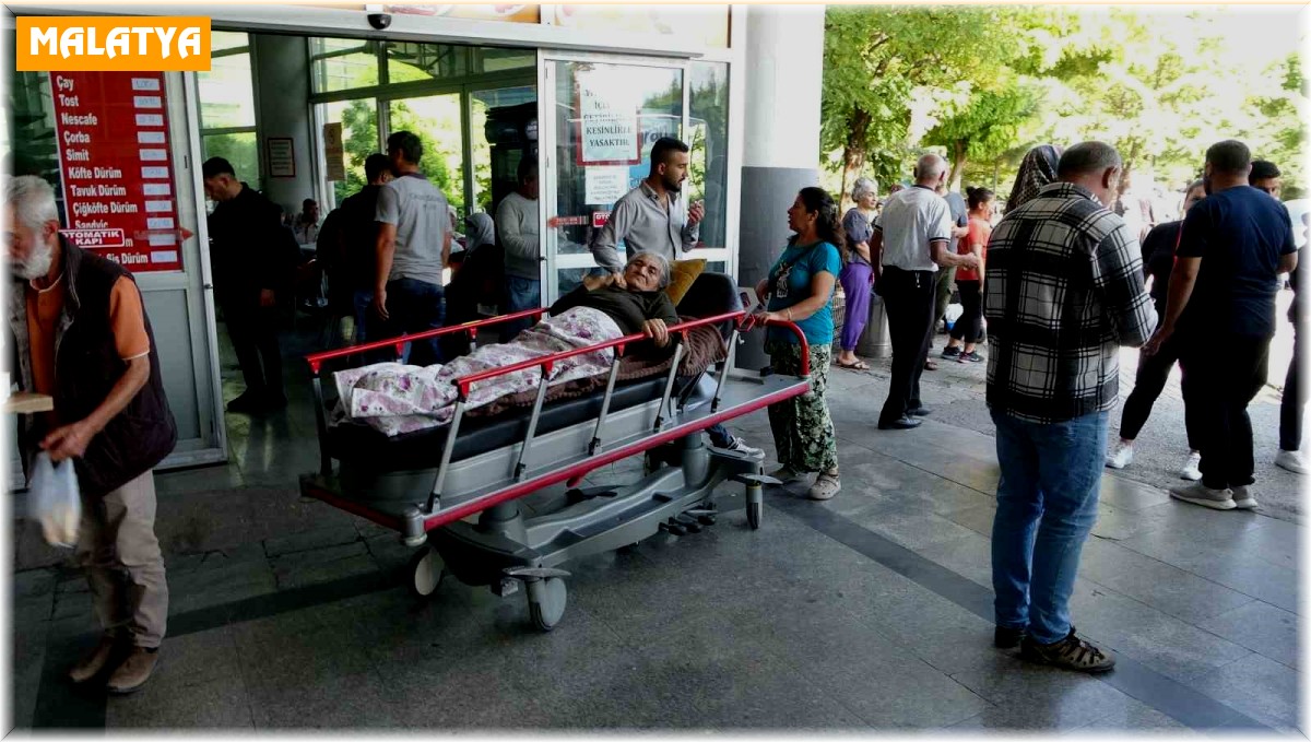 Malatya'da depreme hastanede yakalanan bazı hastalar dışarı çıkarıldı