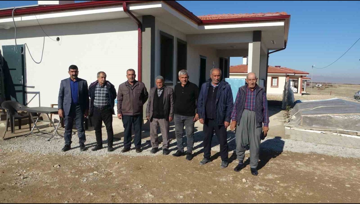 Malatya'da evlerine kavuşan depremzede vatandaşlar: "Villa gibi evimiz oldu"