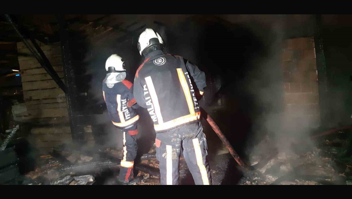 Malatya'da hasarlı binada yangın