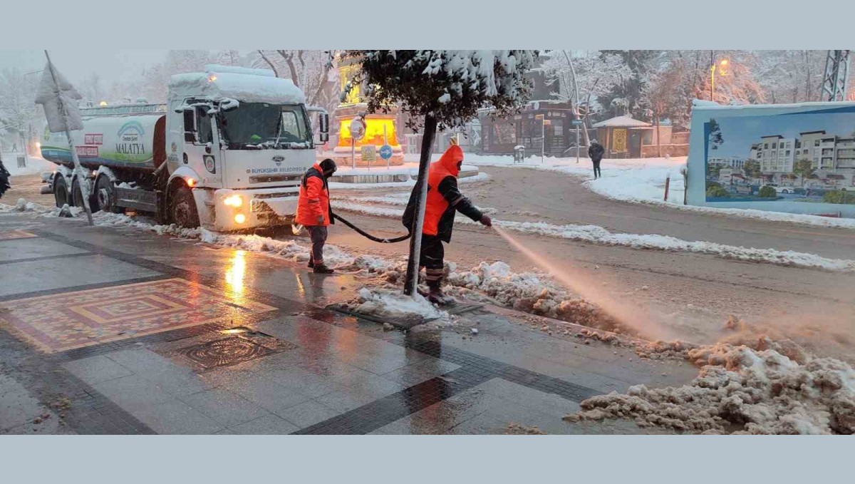 Malatya'da karla mücadele ekipleri 11 ilçede sahada