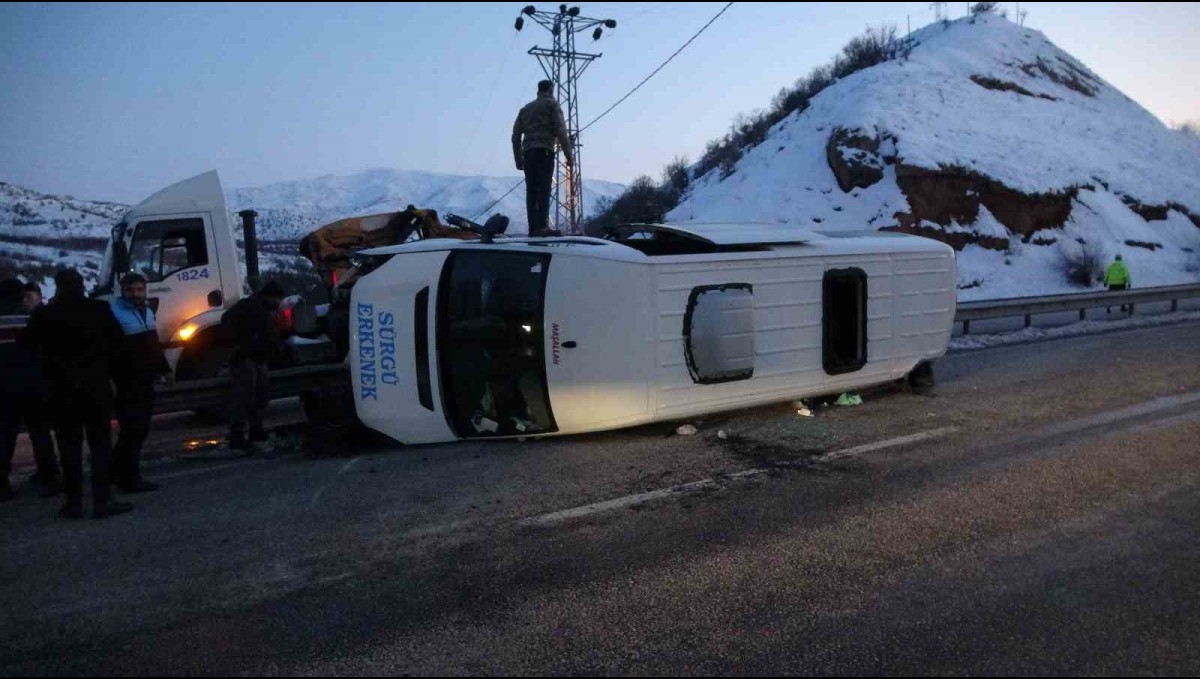 Malatya'da kontrolden çıkan minibüs devrildi: 11 yaralı