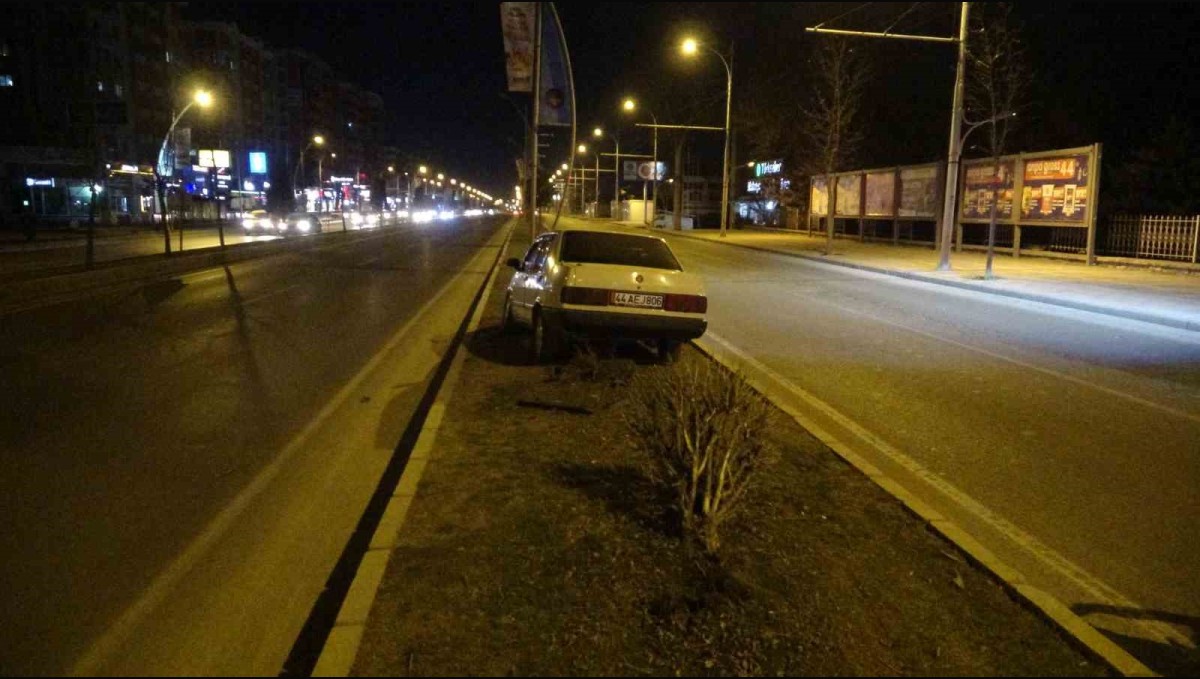 Malatya'da kontrolden çıkan Tofaş refüje çıktı: 1 yaralı