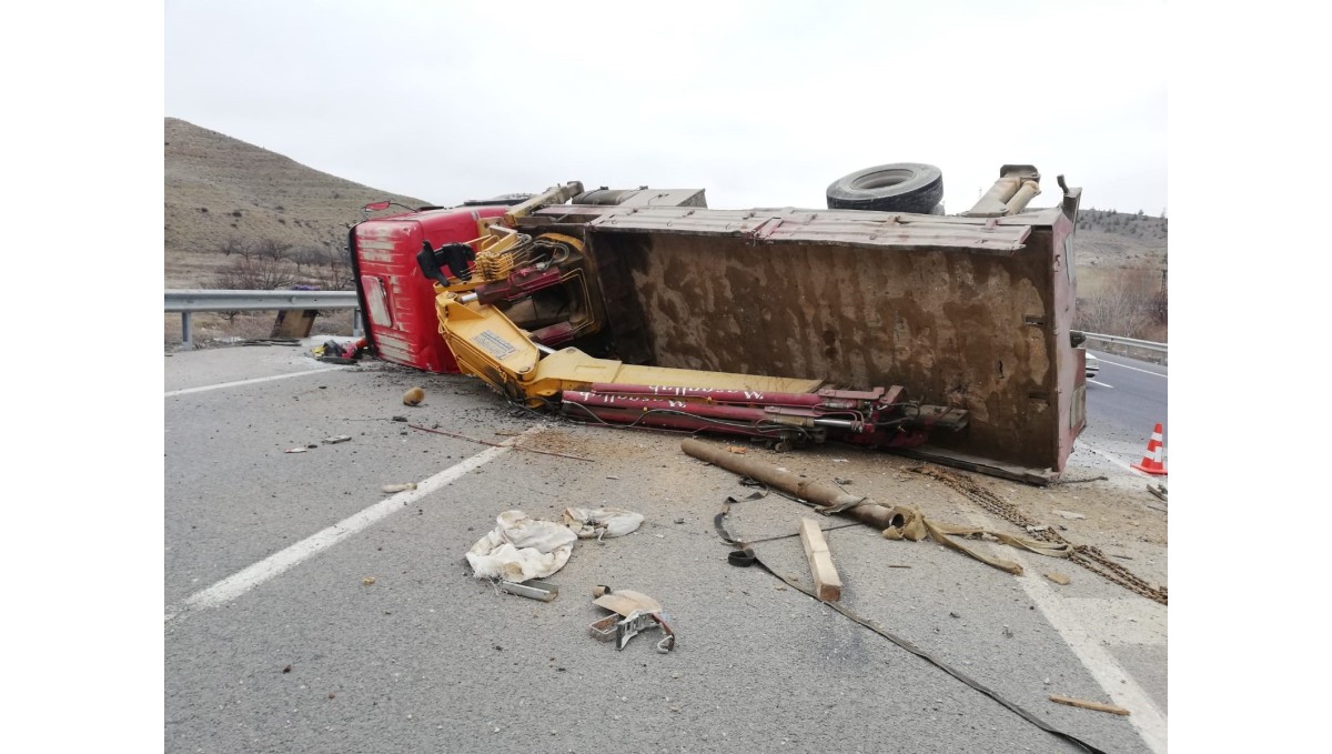 Malatya'da kontrolden çıkan vinç devrildi: 1 yaralı