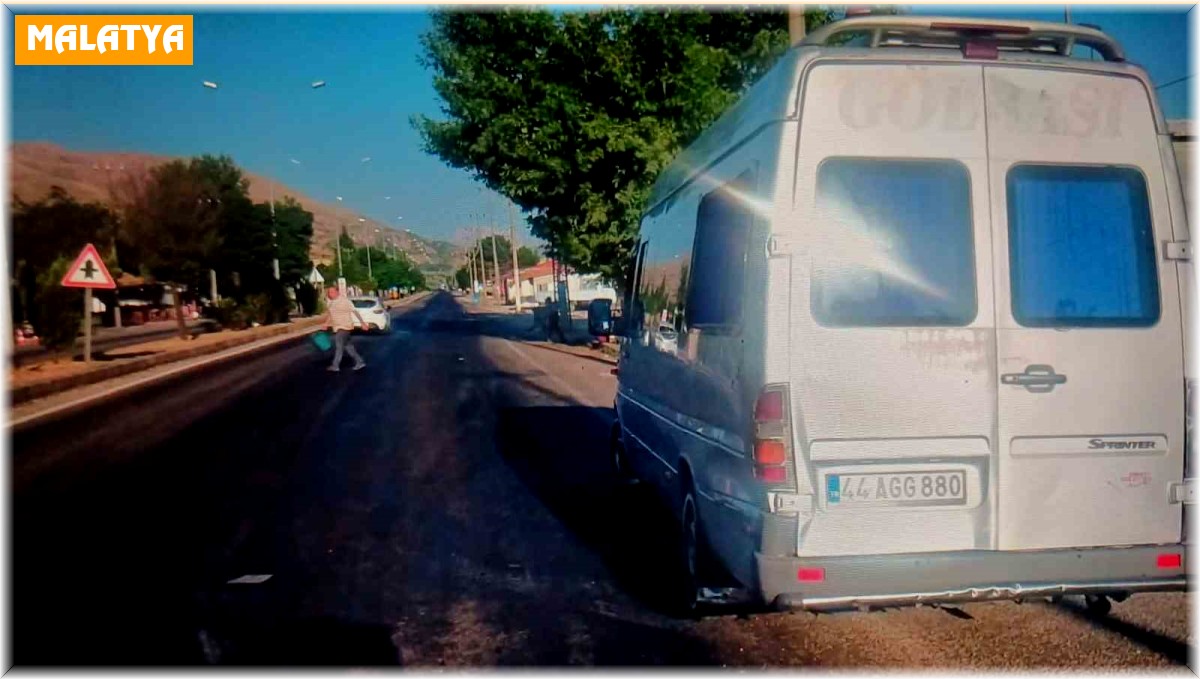 Malatya'da tır ile minibüs çarpıştı, 3 yaralı