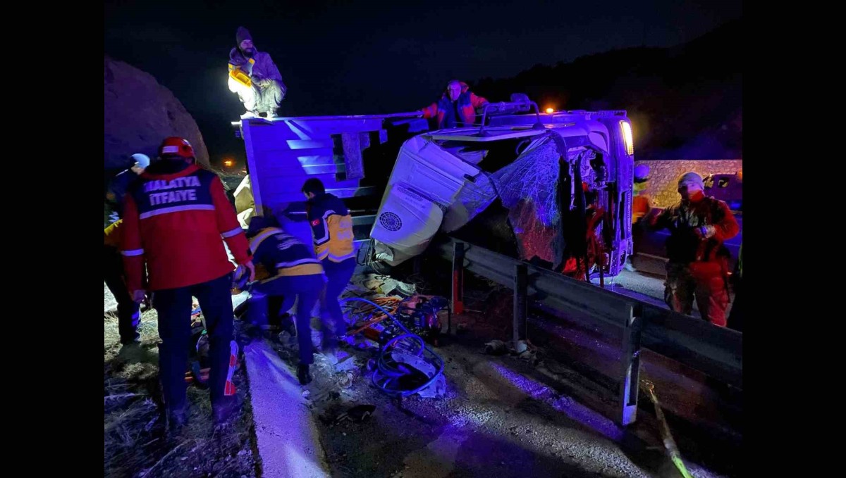 Malatya'da tır şarampole devrildi: 2 ölü, 1 yaralı