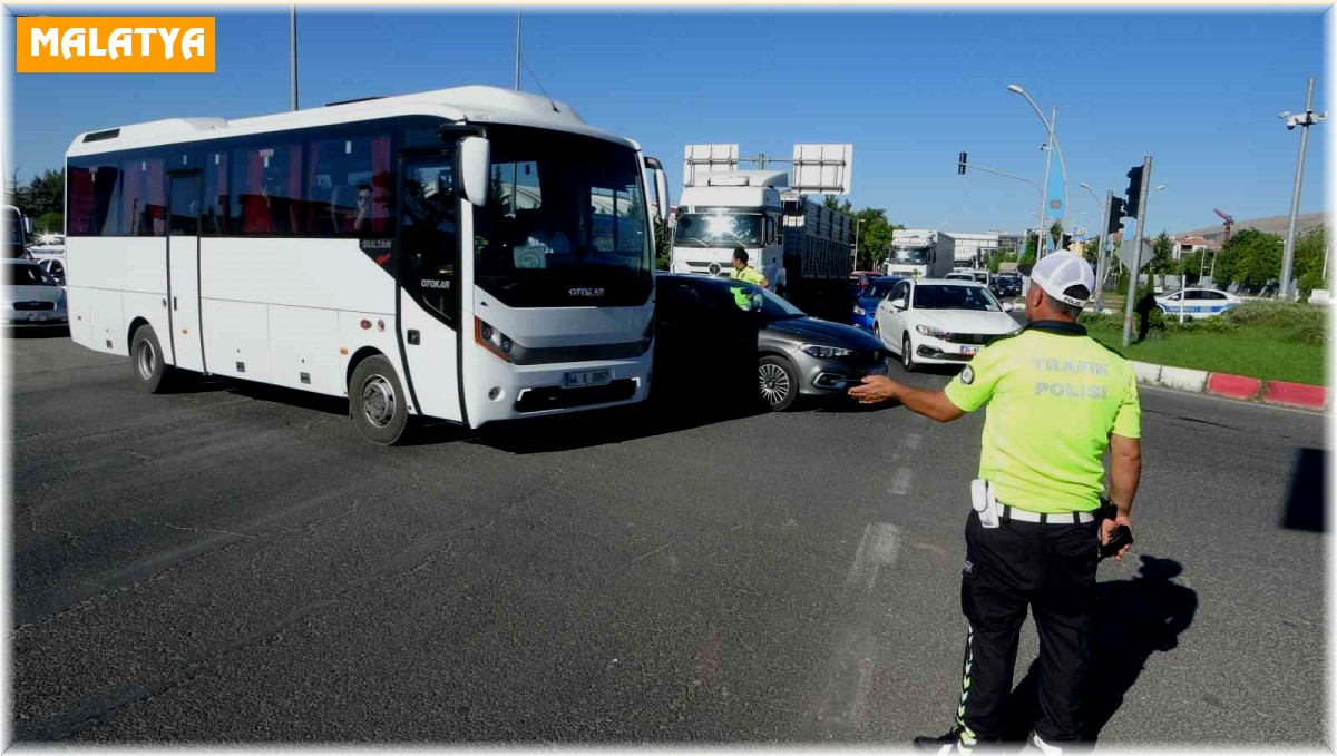 Malatya'da trafiği felç eden kaza: 3 yaralı