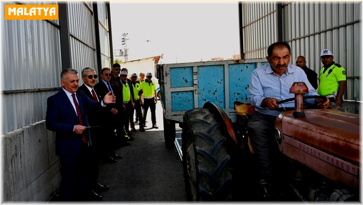 Malatya'da, traktör sürücülerine reflektör dağıtıldı