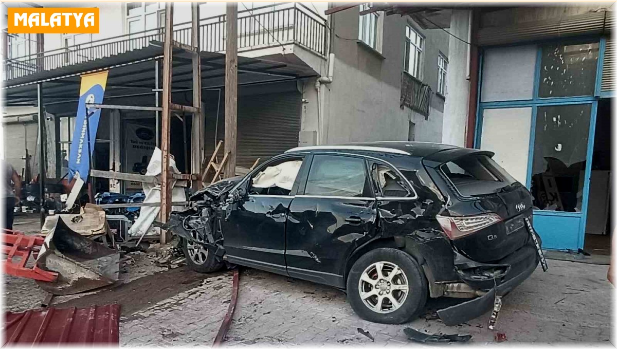 Malatya'da U dönüşü sırasında çarpışan iki araç traktöre çarptı: 4 yaralı