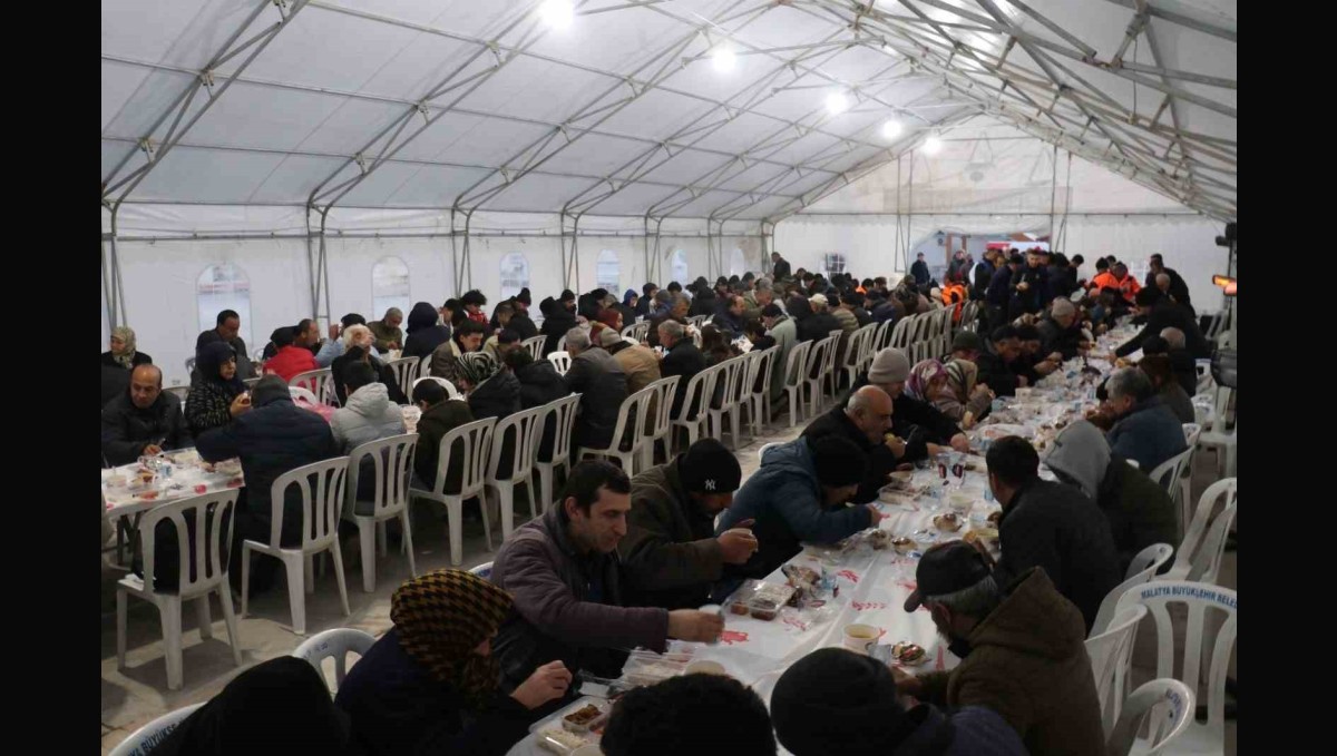 Malatya'da vatandaşlar iftar çadırında bir araya geldi