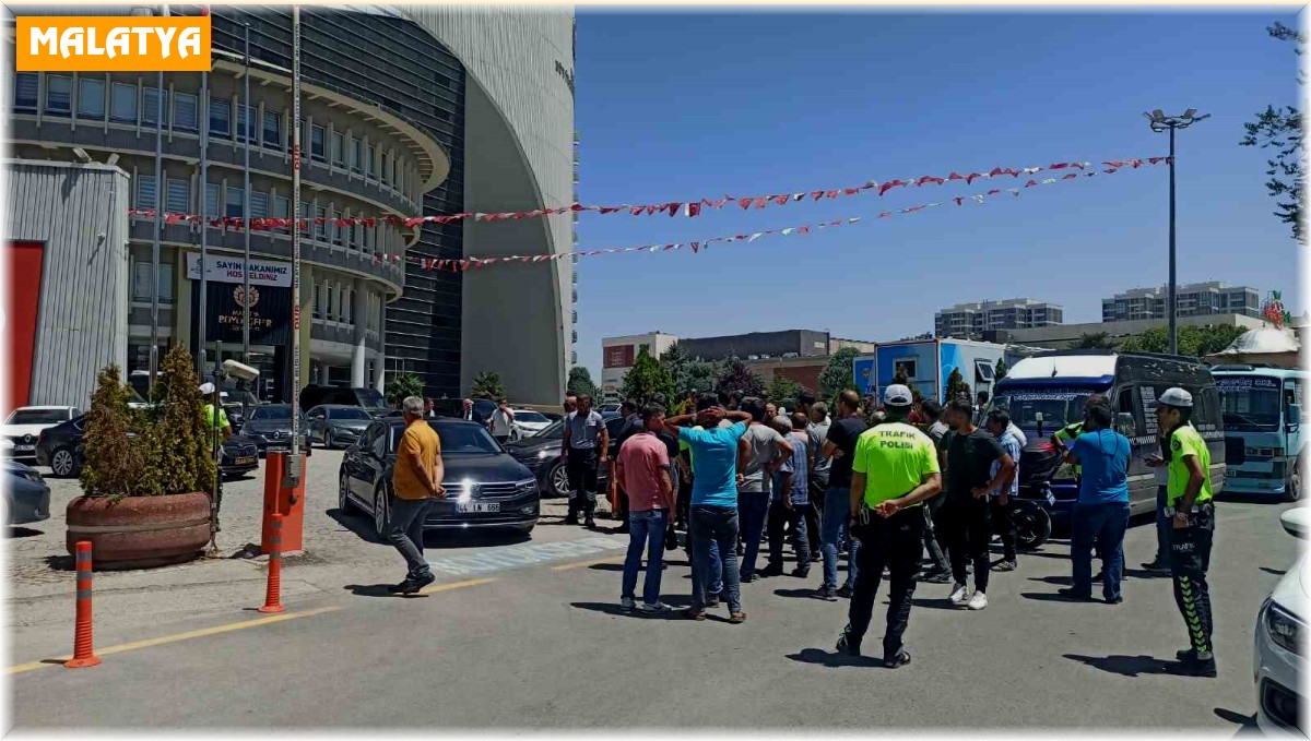 Malatyalı minibüsçüler zam talebi ile belediye önünde kontak kapattı