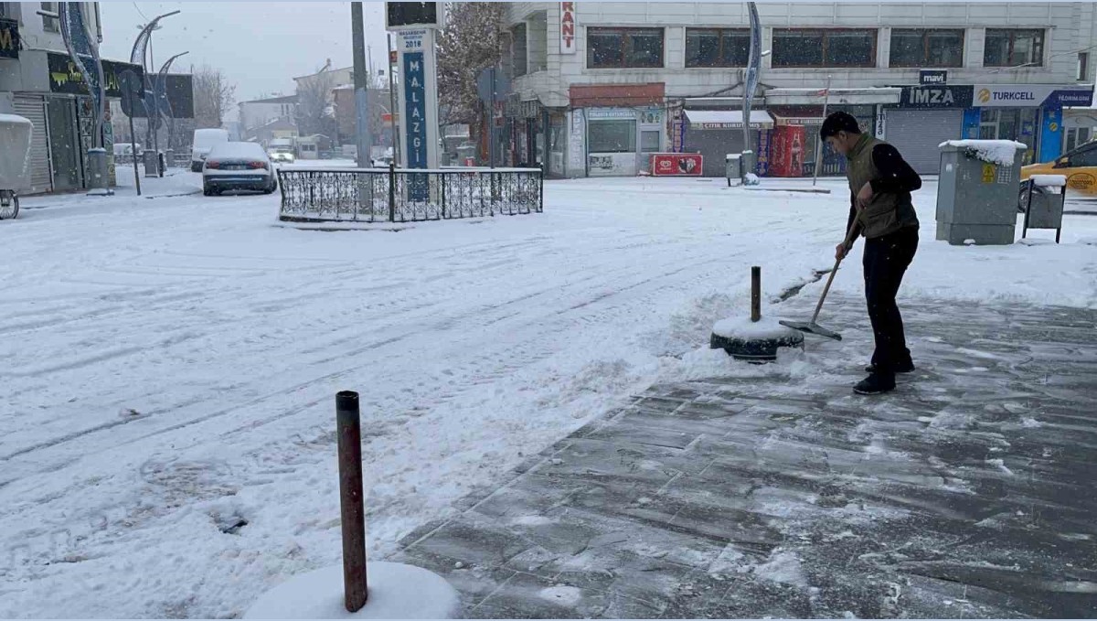 Malazgirt'te kar yağışı