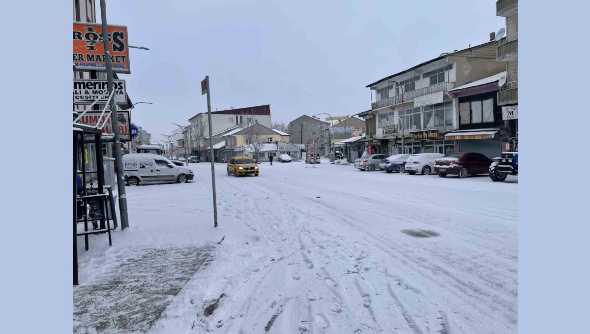 Malazgirt'te kar yağışı: Okullar tatil edildi