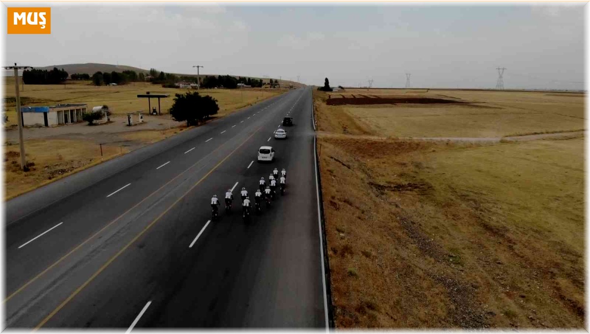 Malazgirt ve Ahlat kutlamaları için bin 350 kilometre pedalladılar