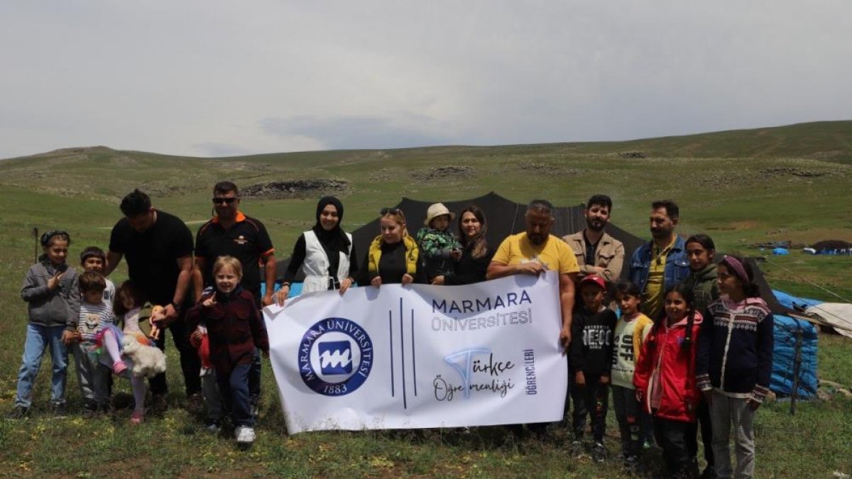 Marmara Üniversitesi öğrencileri, bayramda çocukları sevindirdi