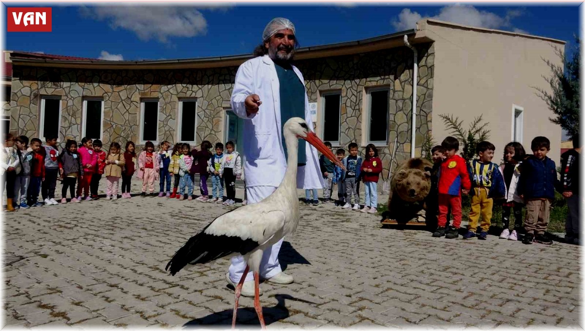 Minik öğrenciler yaban hayvanlarını yakından gördü