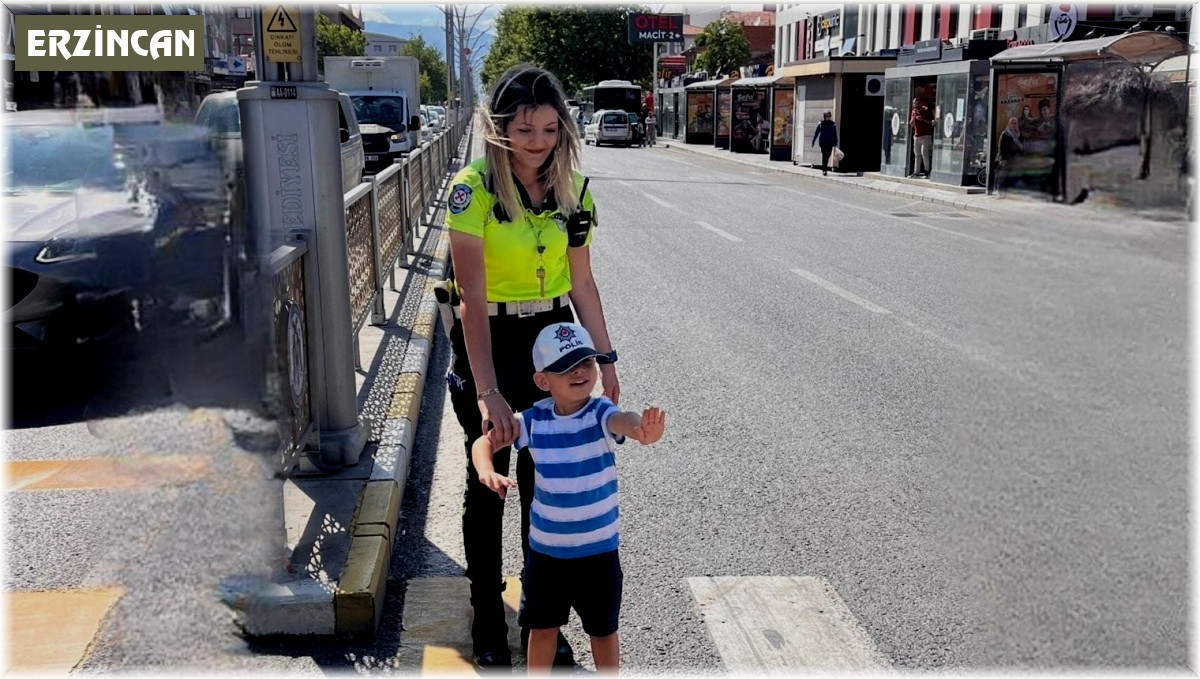 Minik trafikçinin hayali polis olmak