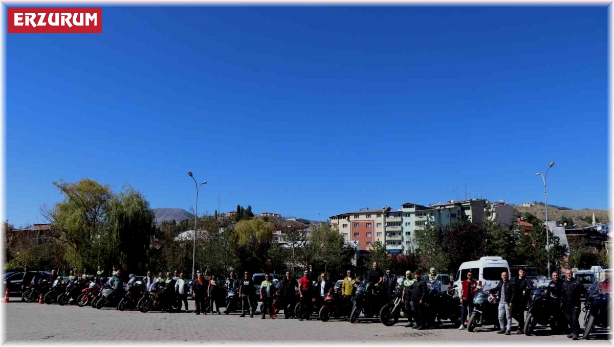 Motosikletçiler Oltu'da şov yaptı