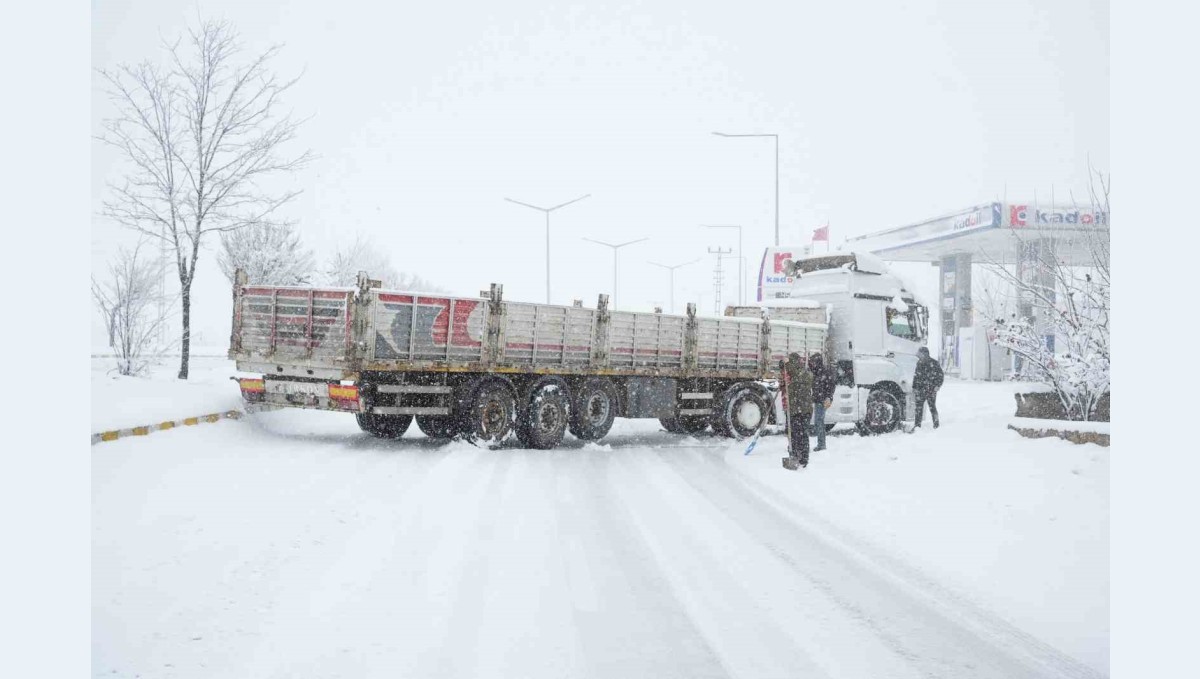 Muş-Bingöl kara yolunda ulaşıma kar engeli