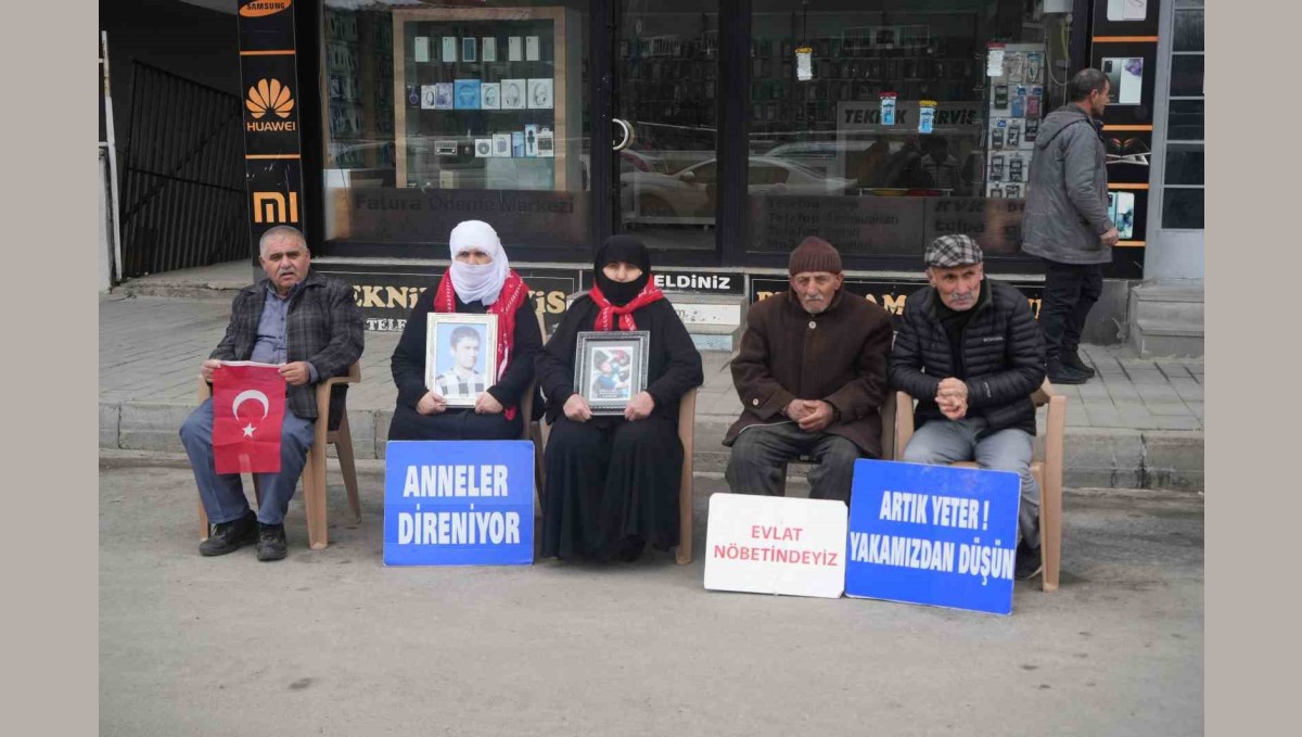 Muş'ta aileler evlat nöbetini sürdürüyor