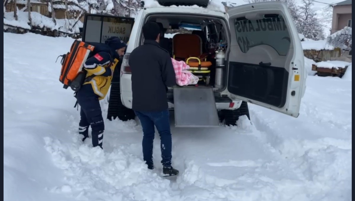 Muş'ta altı aylık bebek paletli ambulansla kurtarıldı