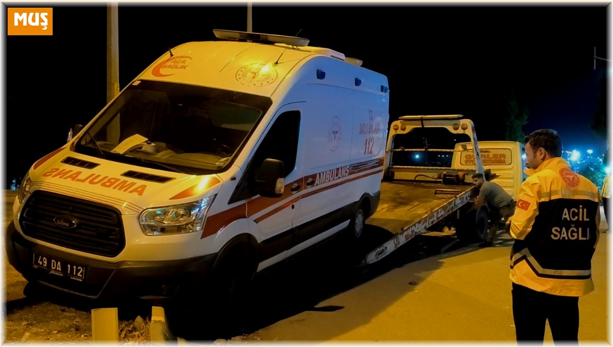 Muş'ta ambulans kaza yaptı: 2 yaralı