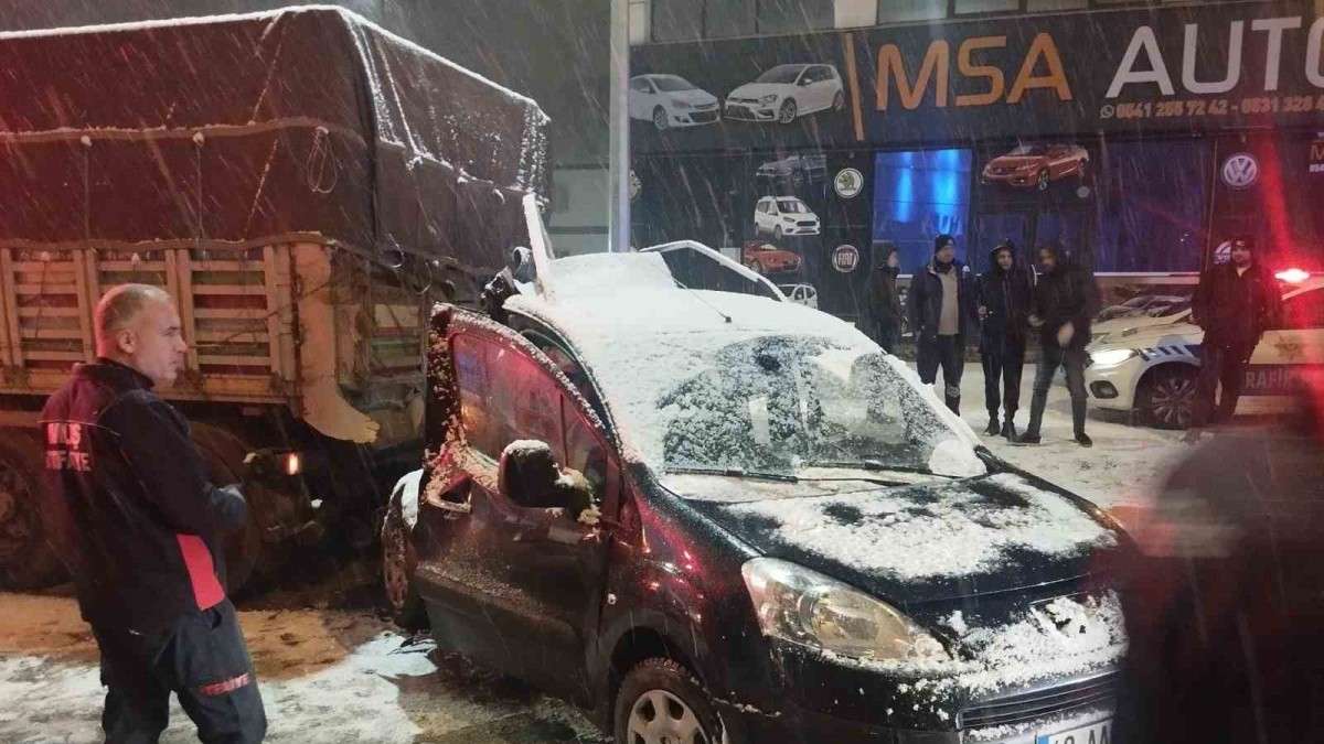 Muş'ta buzlu yolda çekiciye çarpan otomobildeki 5 kişi yarandı