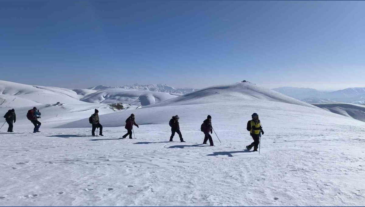 Muş'ta doğa tutkunları Çavuştepe zirvesine tırmandı