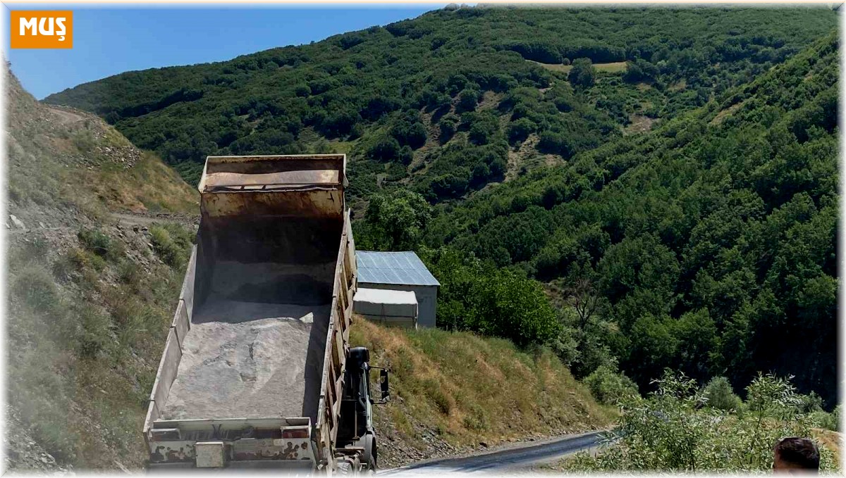 Muş'ta etkili olan sıcaklar asfaltı eritti