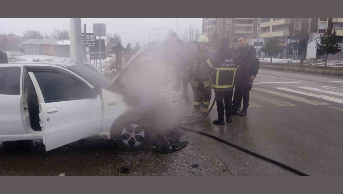 Muş'ta otomobil alev alev yandı