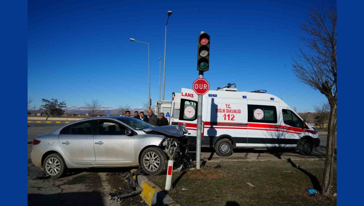 Muş'ta otomobiller çarpıştı: 6 yaralı