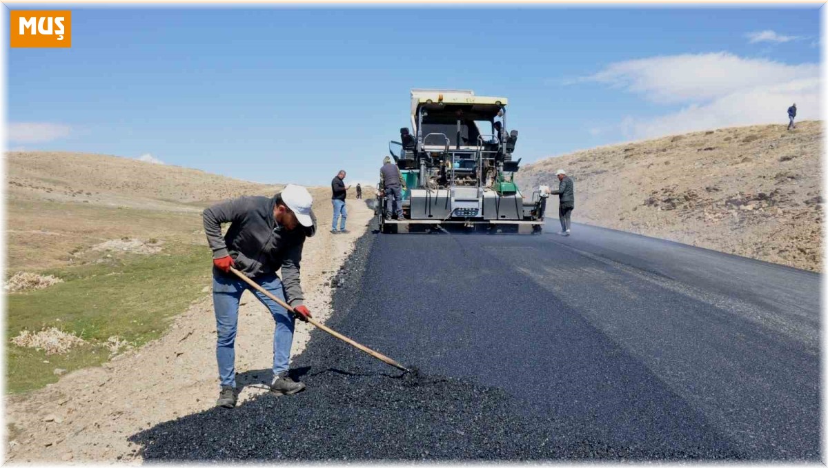 Muş'ta yollar sıcak asfaltla kaplanıyor