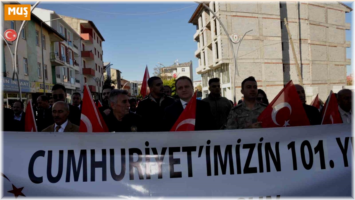 Muş'un Bulanık ilçesinde 200 metre uzunluğundaki Türk bayrağı ile 'Cumhuriyet yürüyüşü' yapıldı