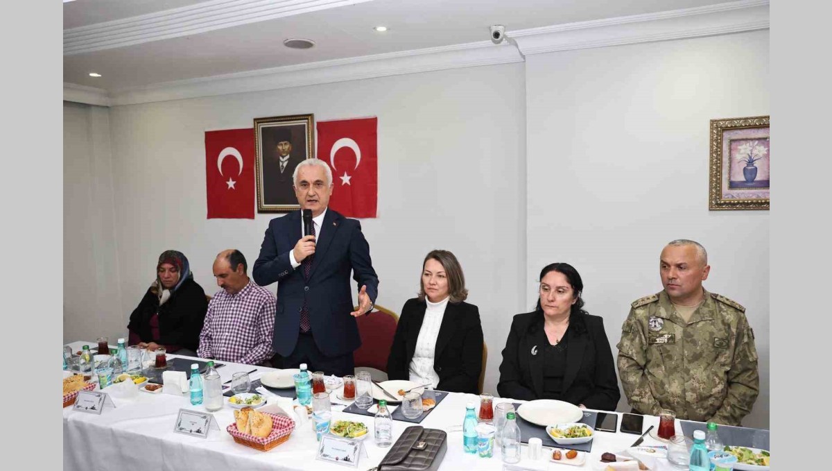 Muş Valisi Çakır, şehit aileleri ve gazilerle iftar sofrasında buluştu