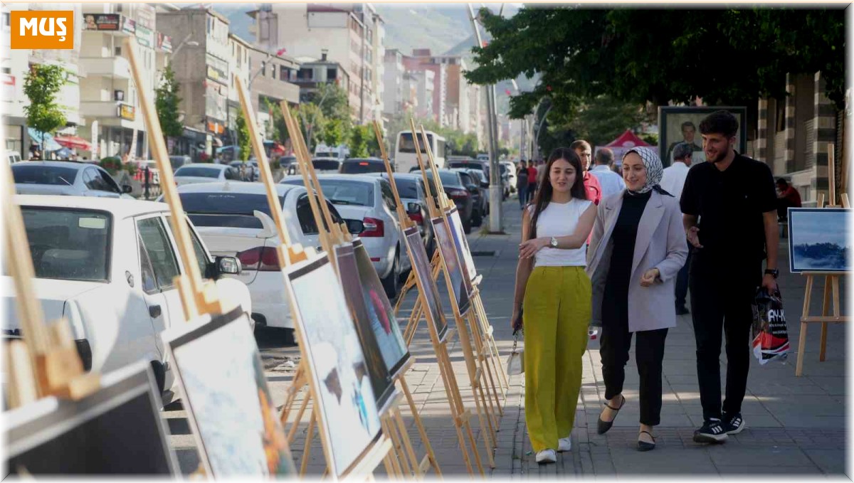 Muşlular keman eşliğinde fotoğraf sergisi ve kitap standını gezdi