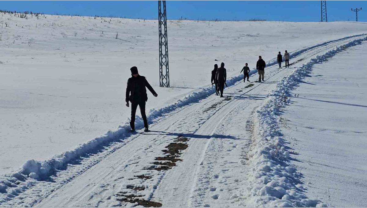 Öğrenciler sömestr tatilinde kızakla kayarak eğleniyor