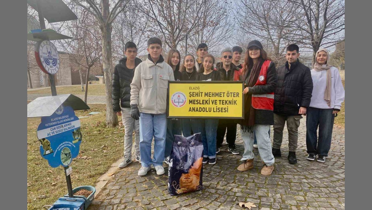 Öğrencilerden can dostlara su ve mama desteği