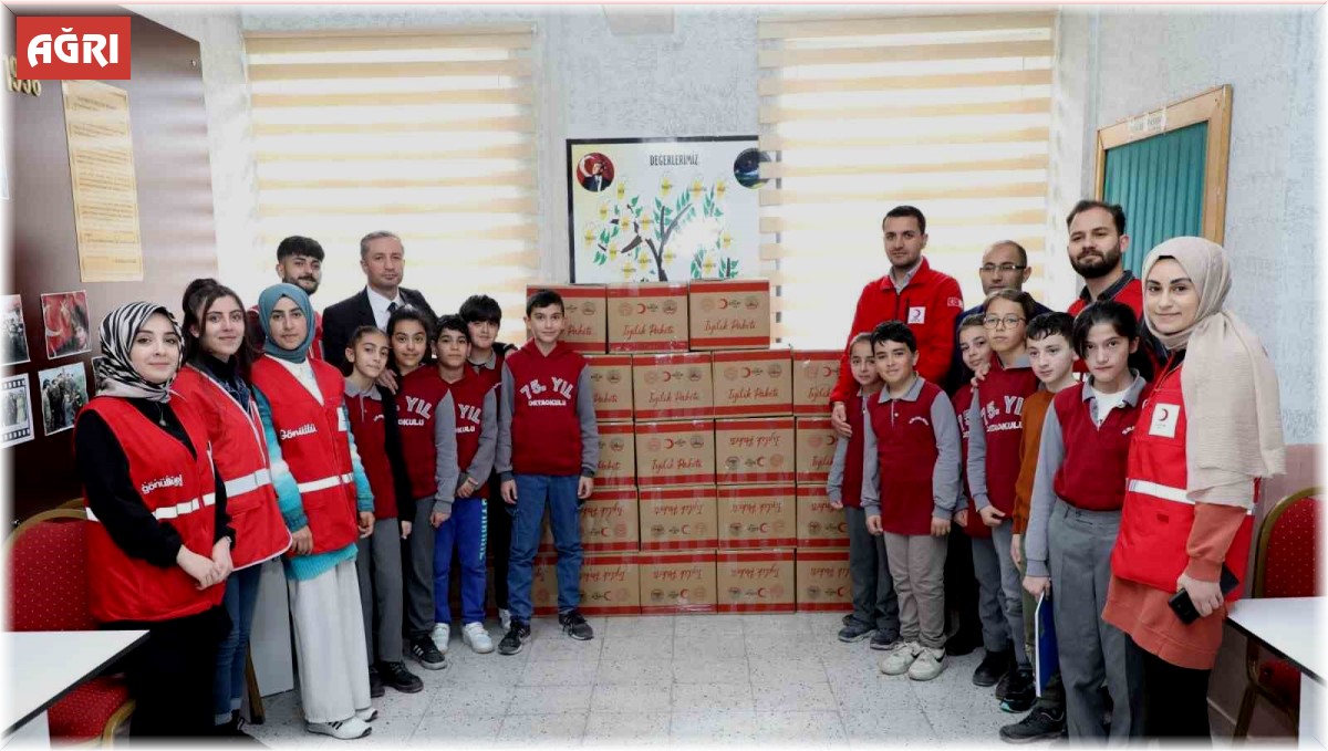 Okullardan toplanan yardımlar Kızılay'a teslim edildi