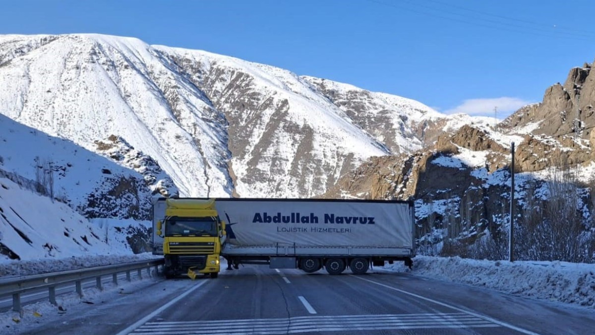 Oltu yol ayrımında yine Tır kazası