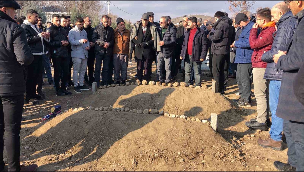 Otobüs kazasında hayatını kaybeden genç çift, yan yana defnedildi