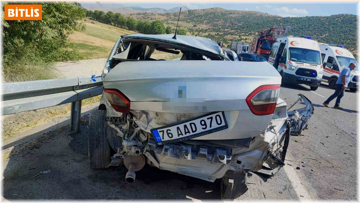 Otomobille minibüs çarpıştı: 5 yaralı