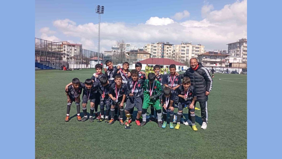 Özalp YİBO Futbol Takımı il ikincisi oldu