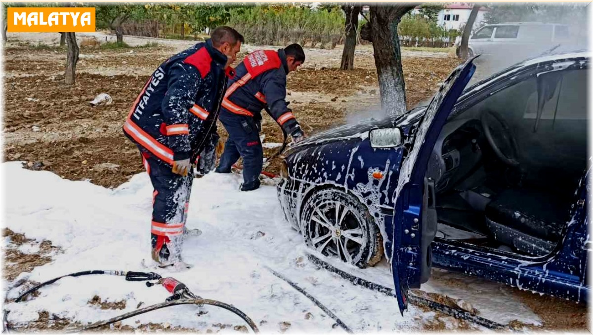 Park halindeki araç aniden alev aldı