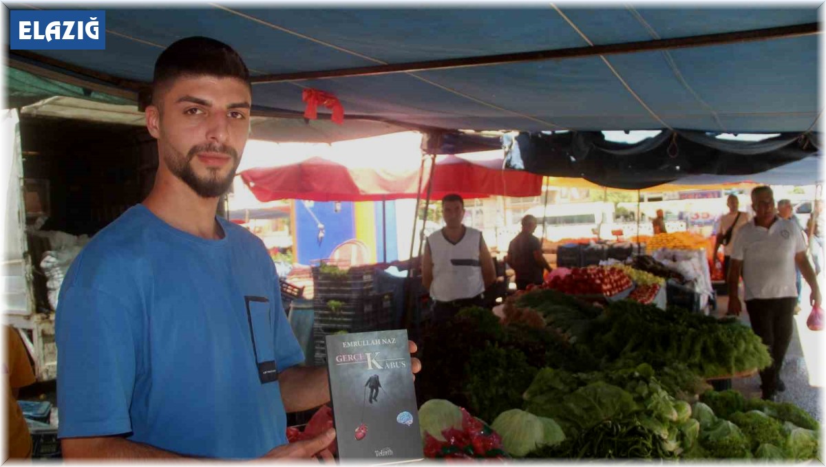 Pazarda çalışırken tezgah arkasında aldığı notlarla kitap çıkardı