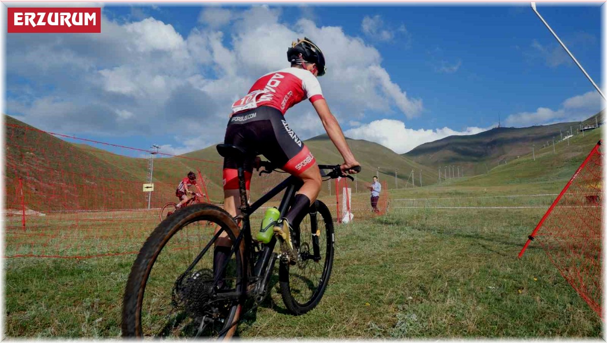 Pedallarını Palandöken'in zirvesinde çevirdiler