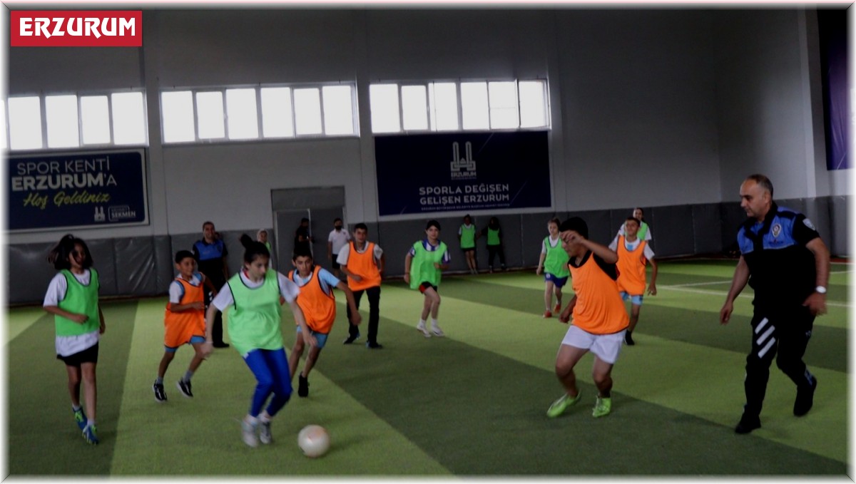 Polis Erzurum'da çocuklarla futbol oynadı, evleri ziyaret etti