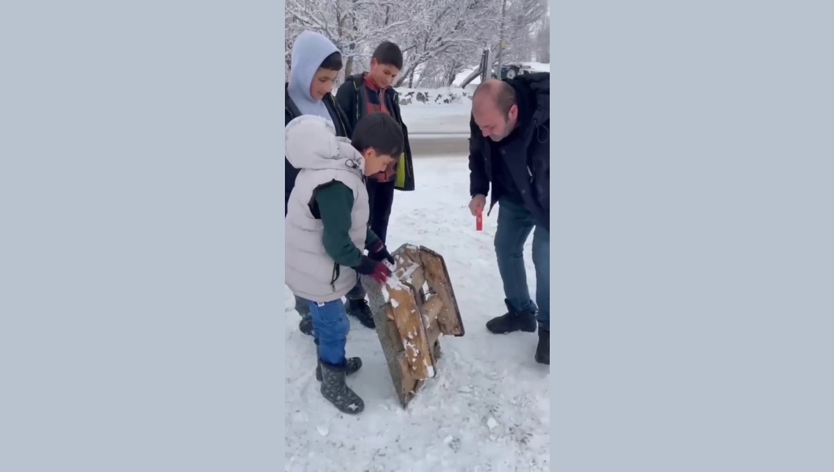 Polisin kızak tamiri görüntüsü yürek ısıttı