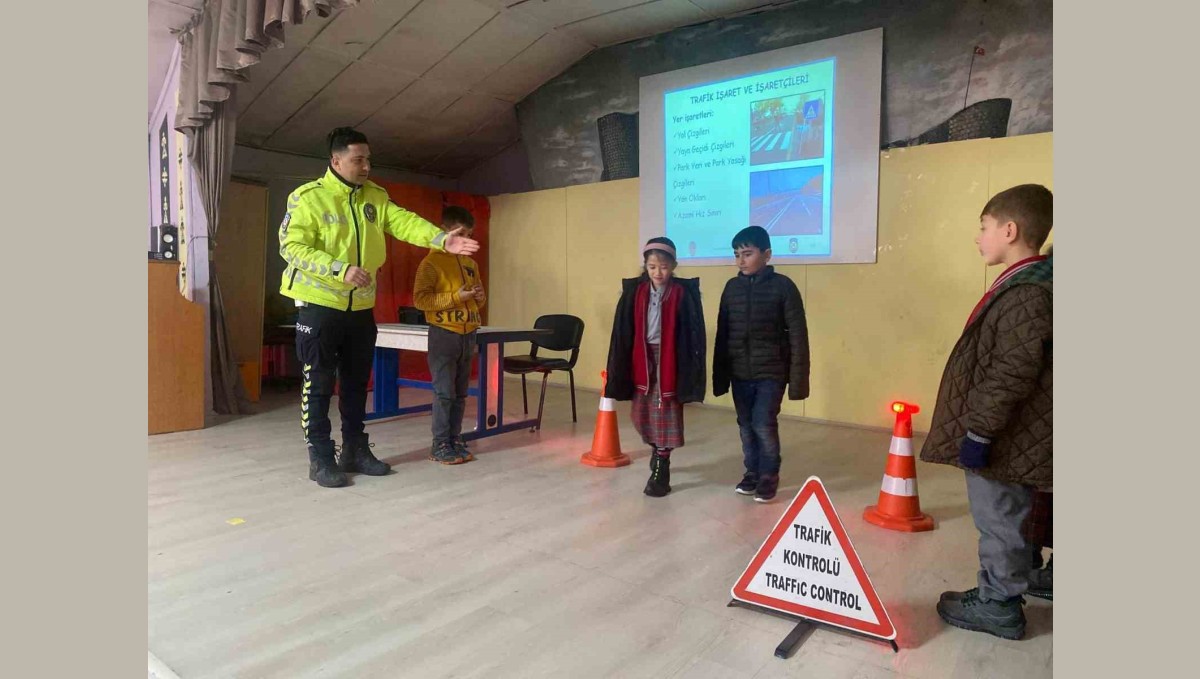 Polisten çocuklara trafik güvenliği ve trafik bilinci eğitimi