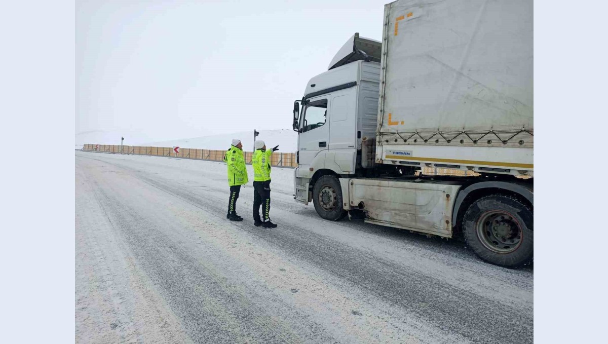 Polisten yolda kalan araçlara yardım eli